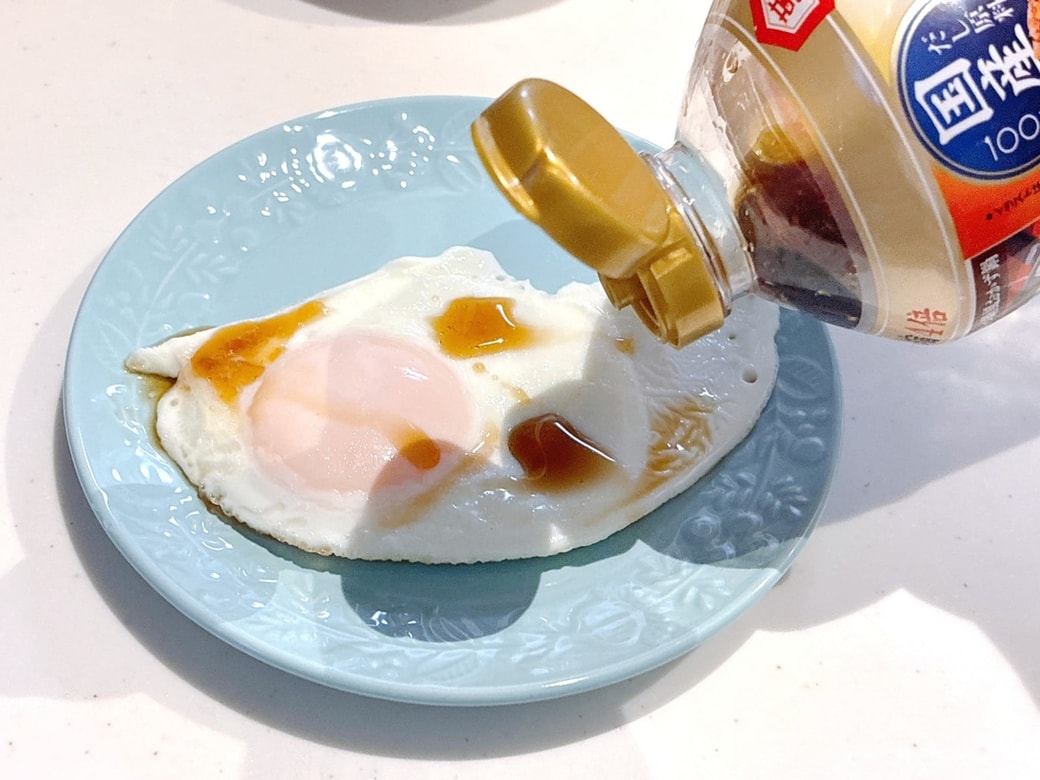 目玉焼きにめんつゆをかける
