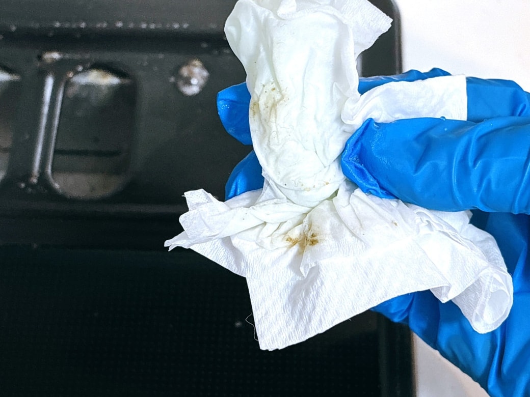 キッチンペーパーで汚れを拭き取る