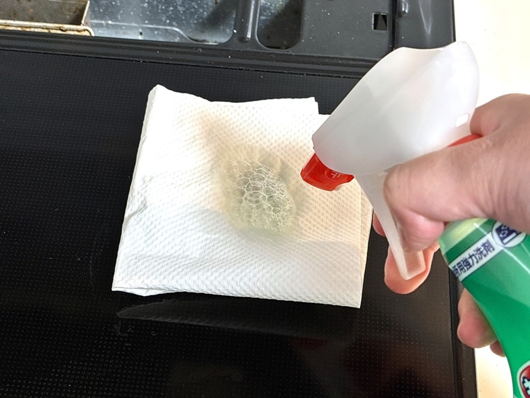 キッチンペーパーにマジックリン ハンディスプレーをかける