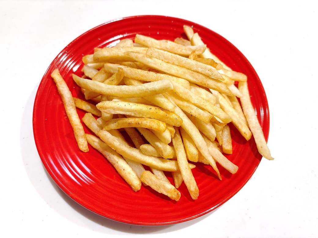 フライドポテトの油を切る