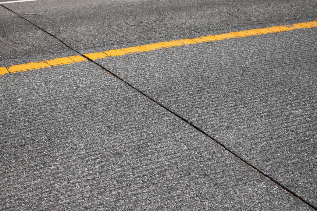 道路に施工されたグルービング