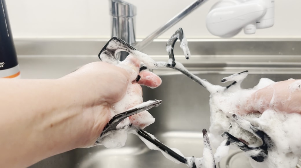 五徳を台所中性洗剤で洗う