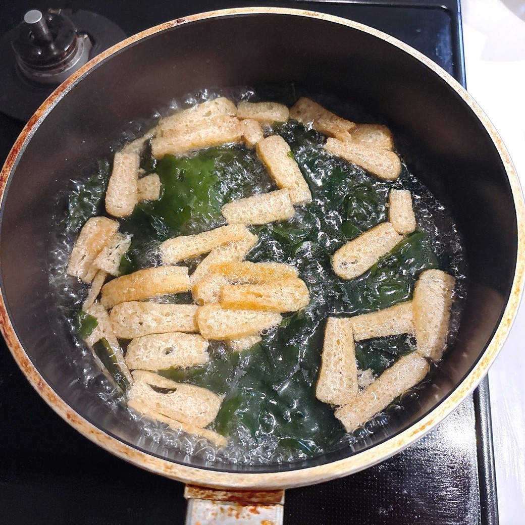 好みの具材でみそ汁を作る(みそは入れない)