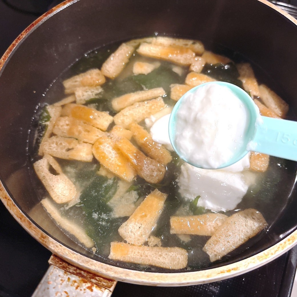 みそを入れるタイミングでヨーグルトを溶かし入れる