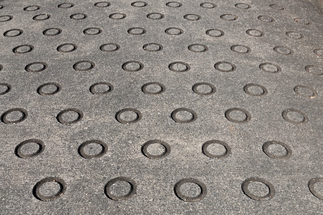 道路で見かけるドーナツ状のくぼみ