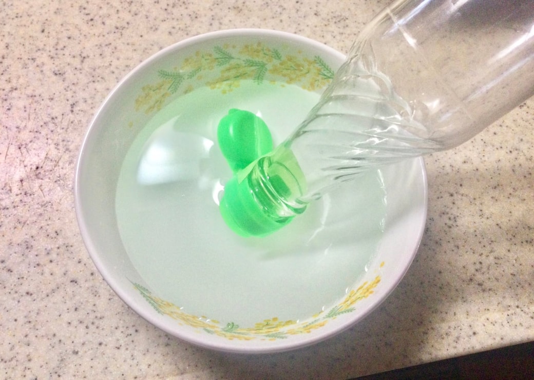 瓶のフタを湯につける