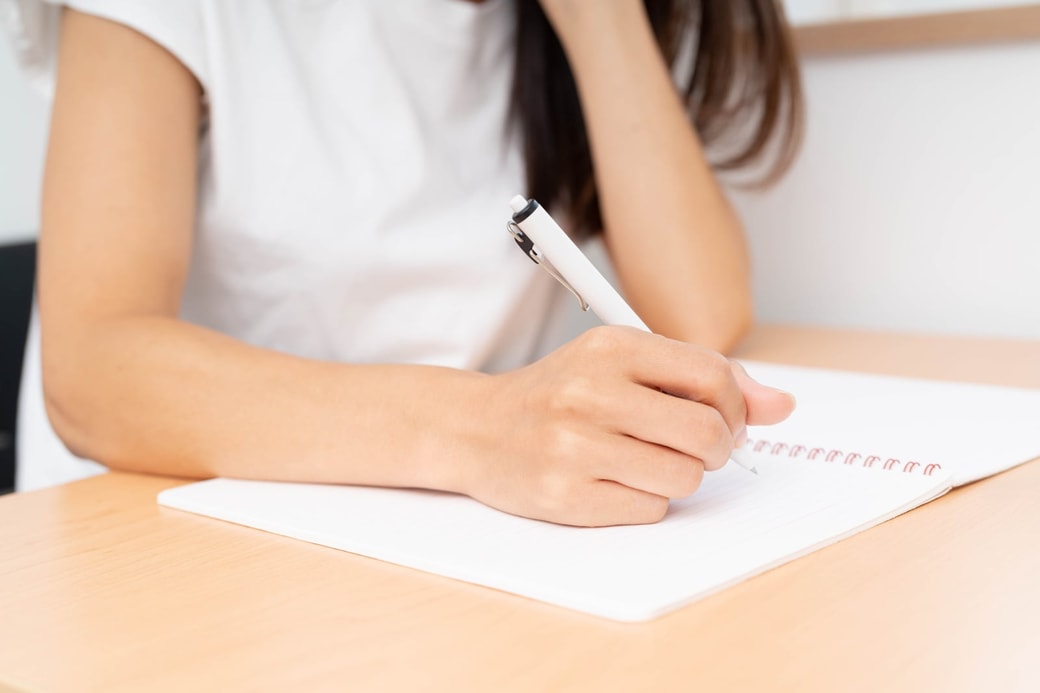 書き物をする女性