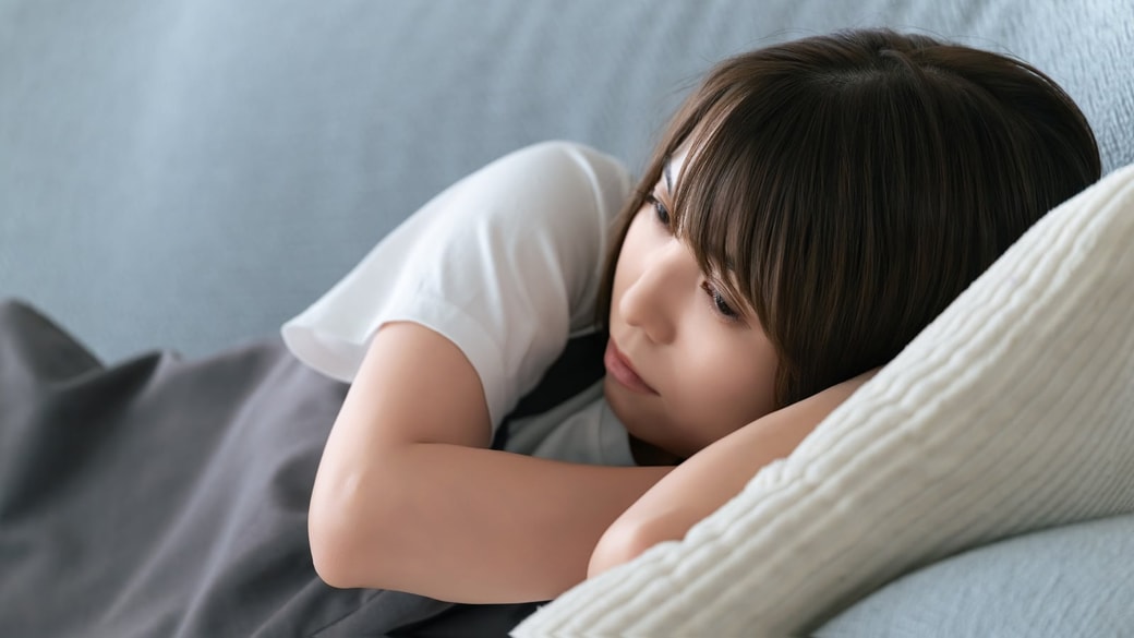 ソファで寝転ぶ女性