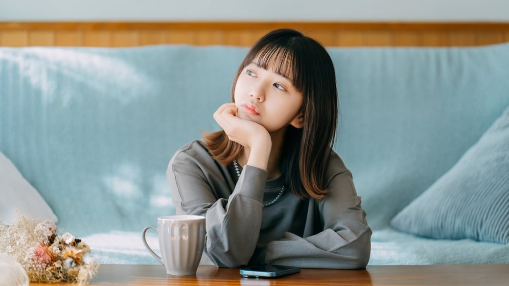 コーヒーを飲む女性