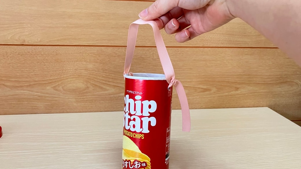 リボンで結んだチップスターの箱