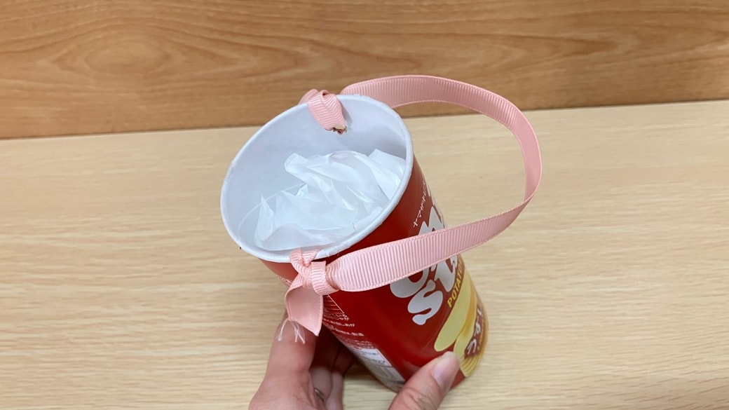 袋を詰めたチップスターの箱