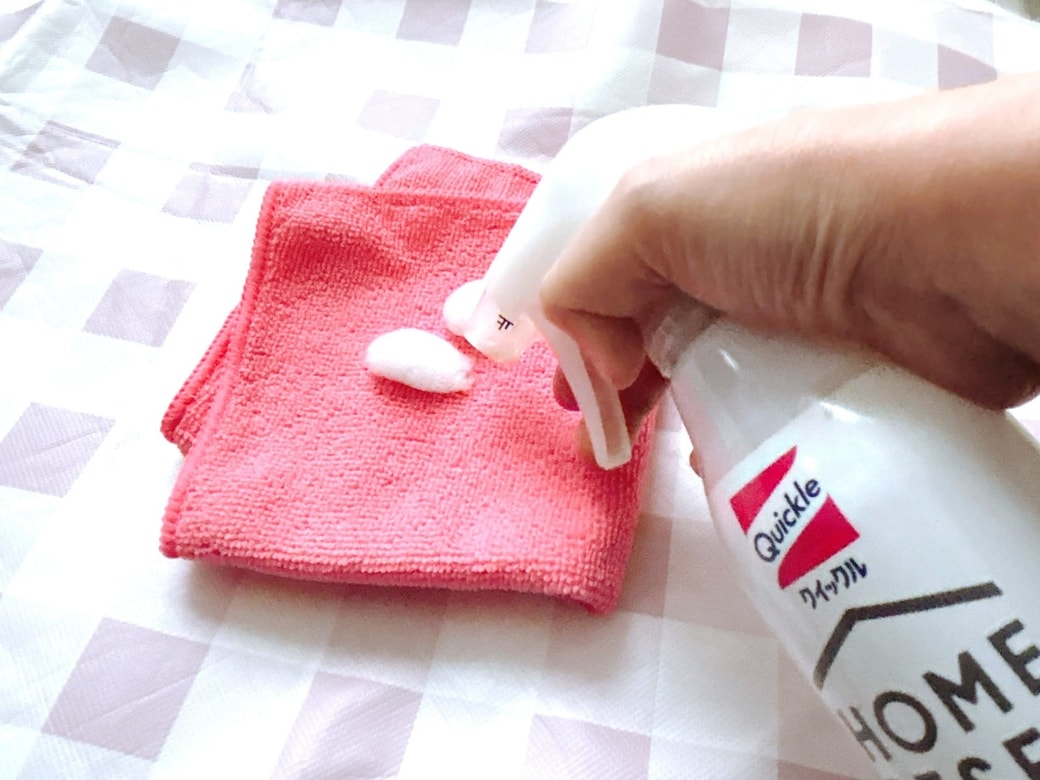 レジャーシートを広げて、クイックル ホームリセットをスプレーする