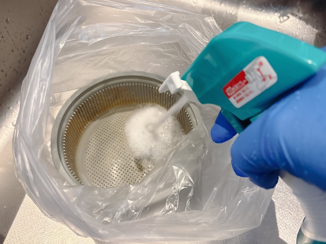 ゴミ受けをポリ袋に入れてキッチン泡ハイターをかける