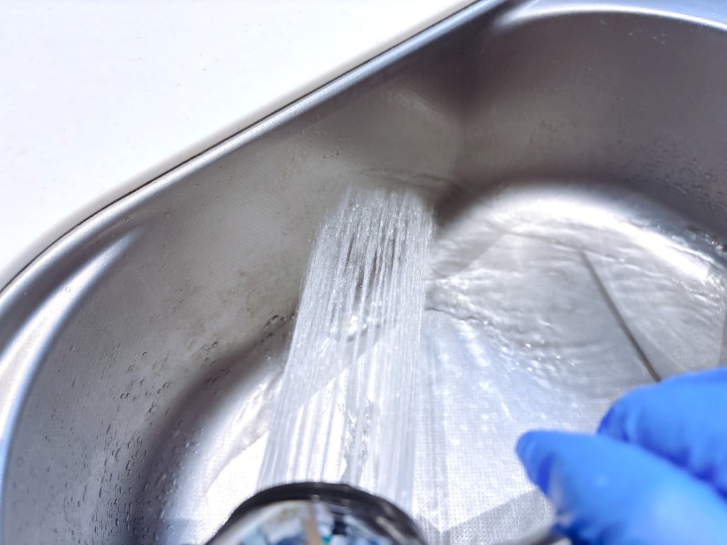 流水で洗い流す