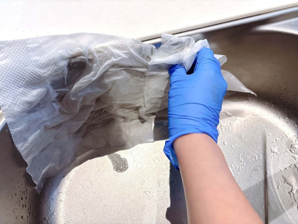 キッチンペーパーで側面を拭き取る