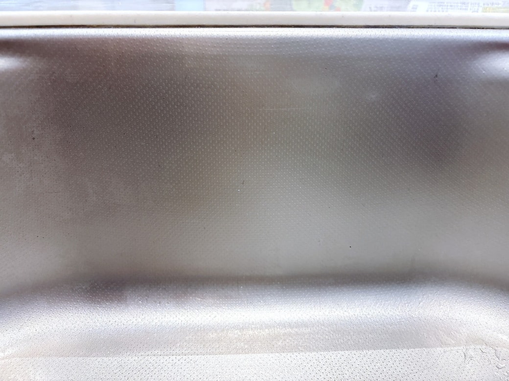 掃除後のキッチンシンクの側面