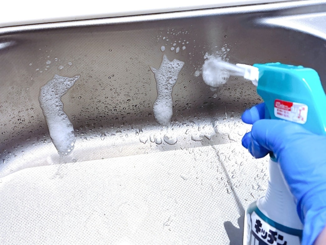シンクの側面にキッチン泡ハイターをスプレーする