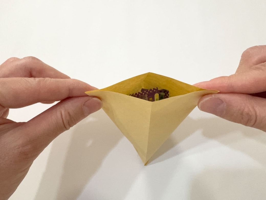 中身を入れて両端の折り目を合わせる