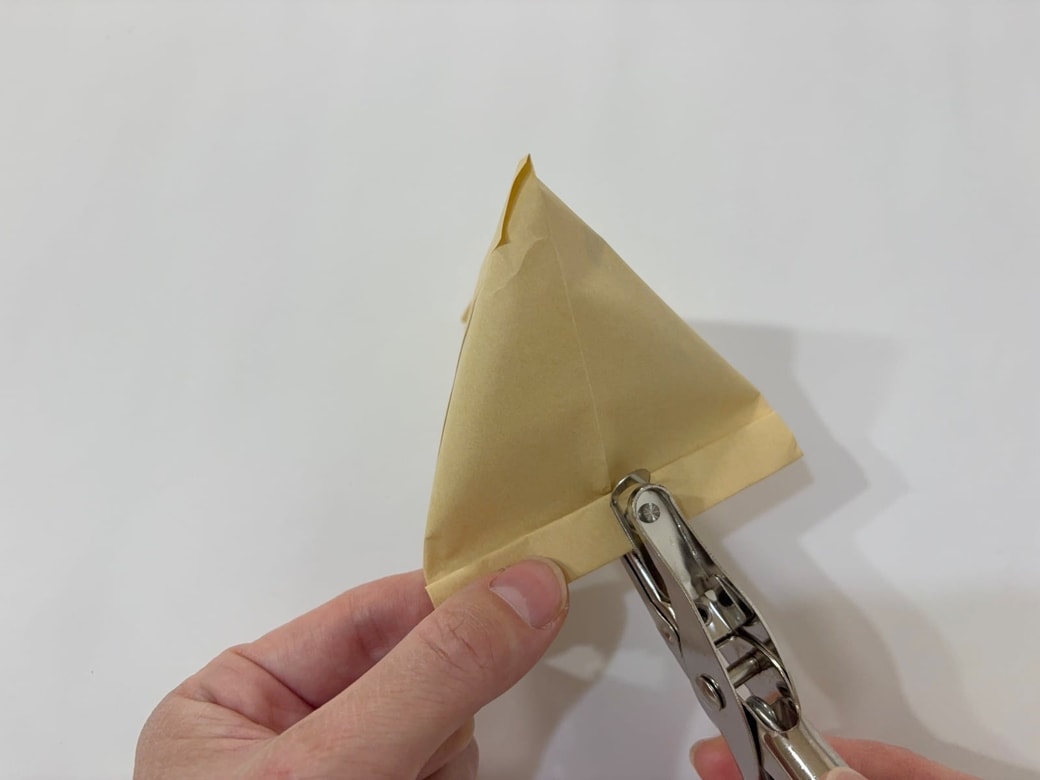 穴あけパンチで1つ穴をあける