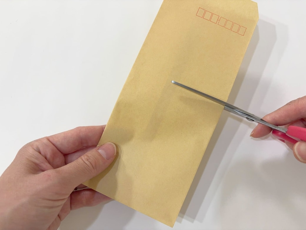 封筒の上部を切る