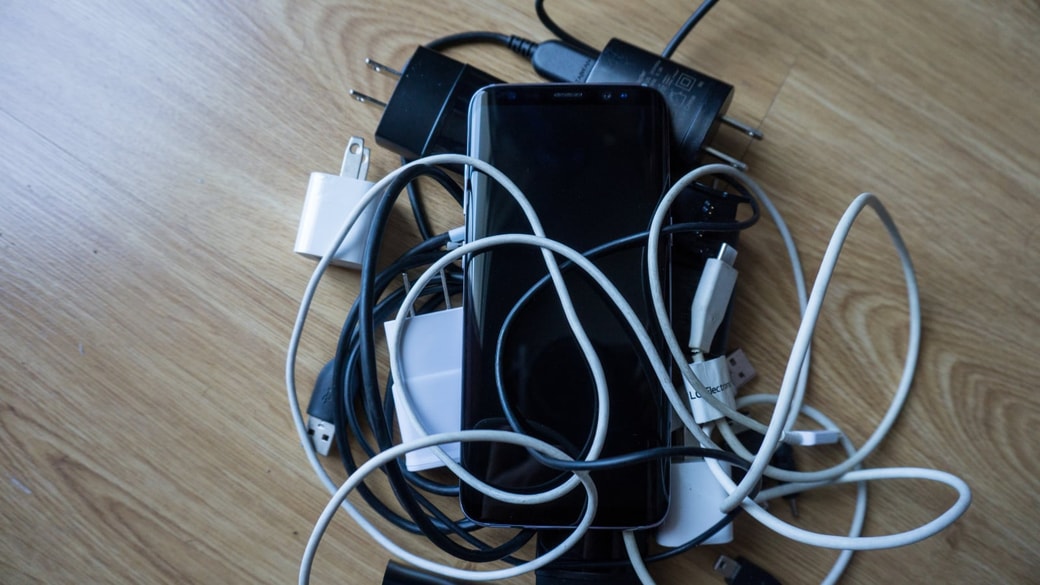 絡まったケーブル