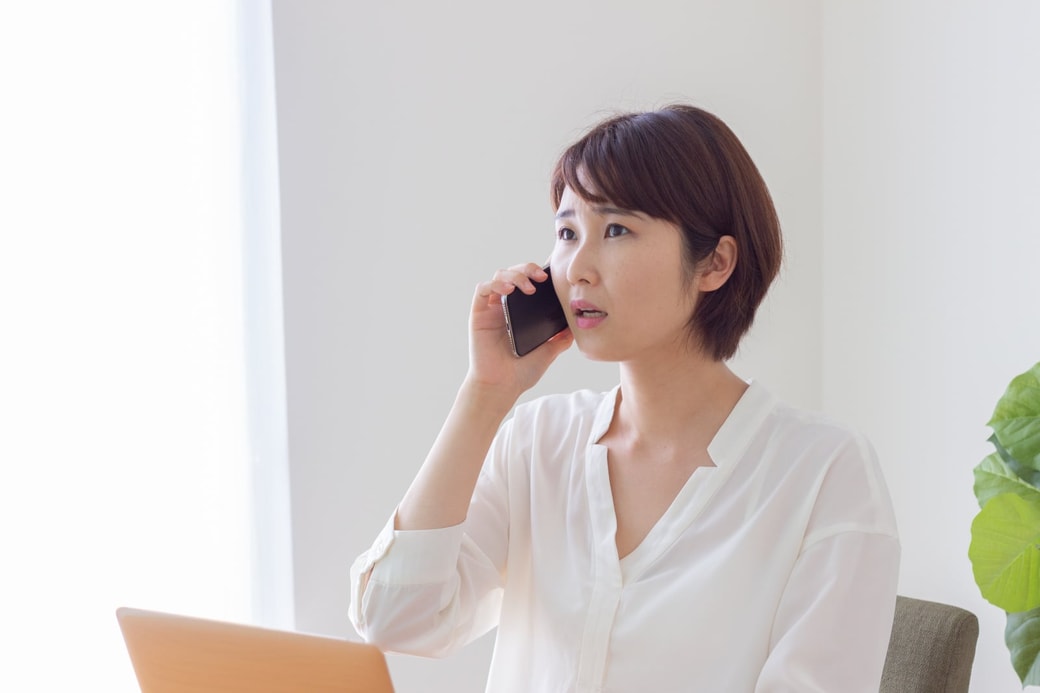 電話をする母親