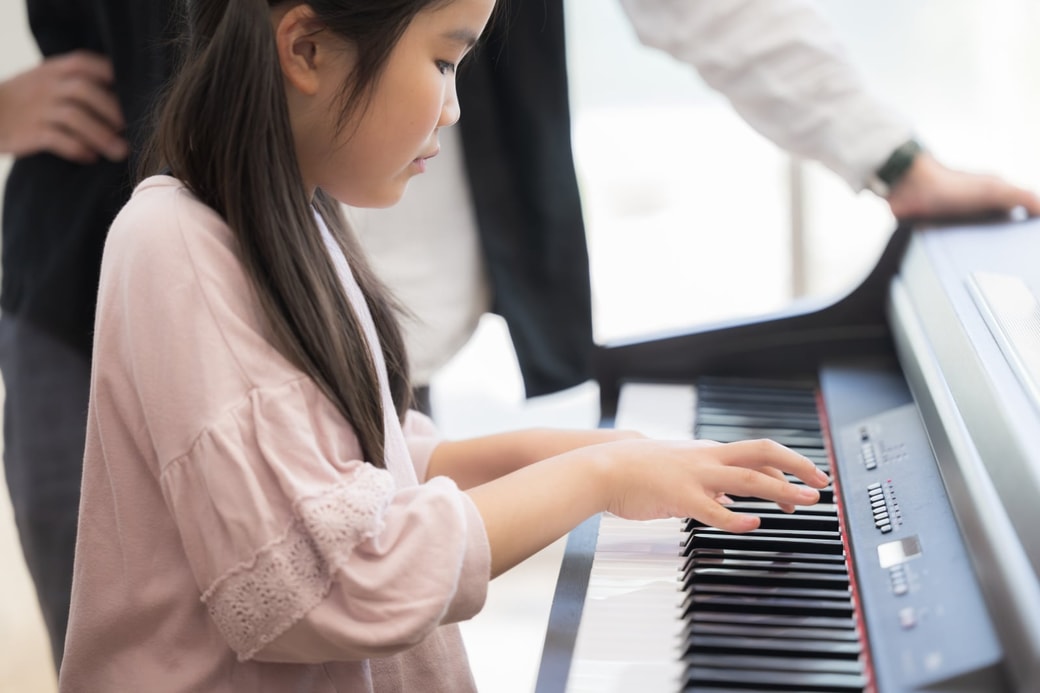 ピアノを弾く子ども