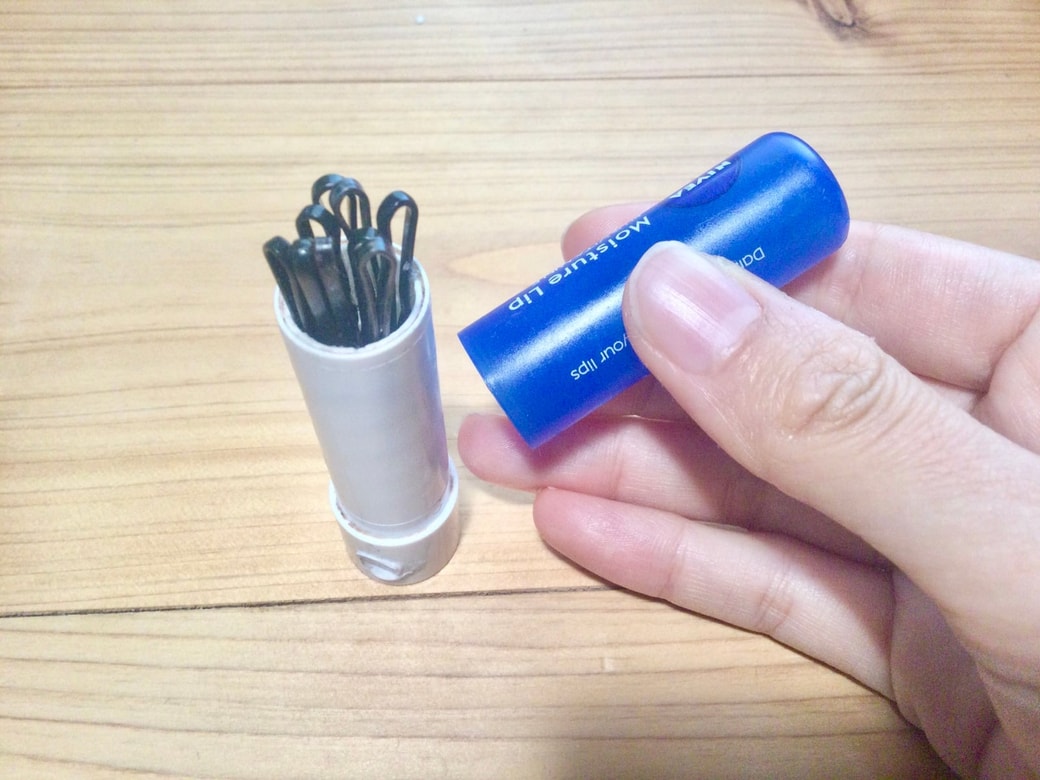 リップクリームの空き容器にヘアピンを収納