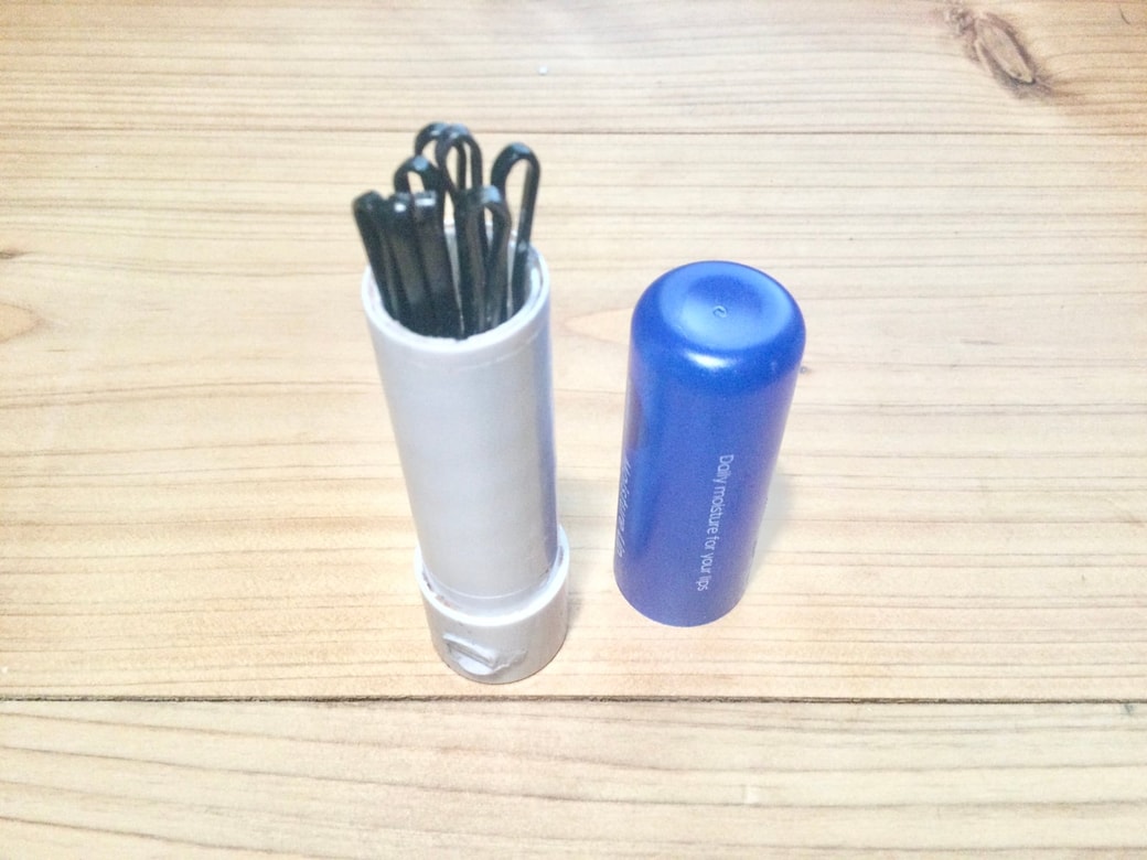 リップクリームの空き容器にヘアピンを収納