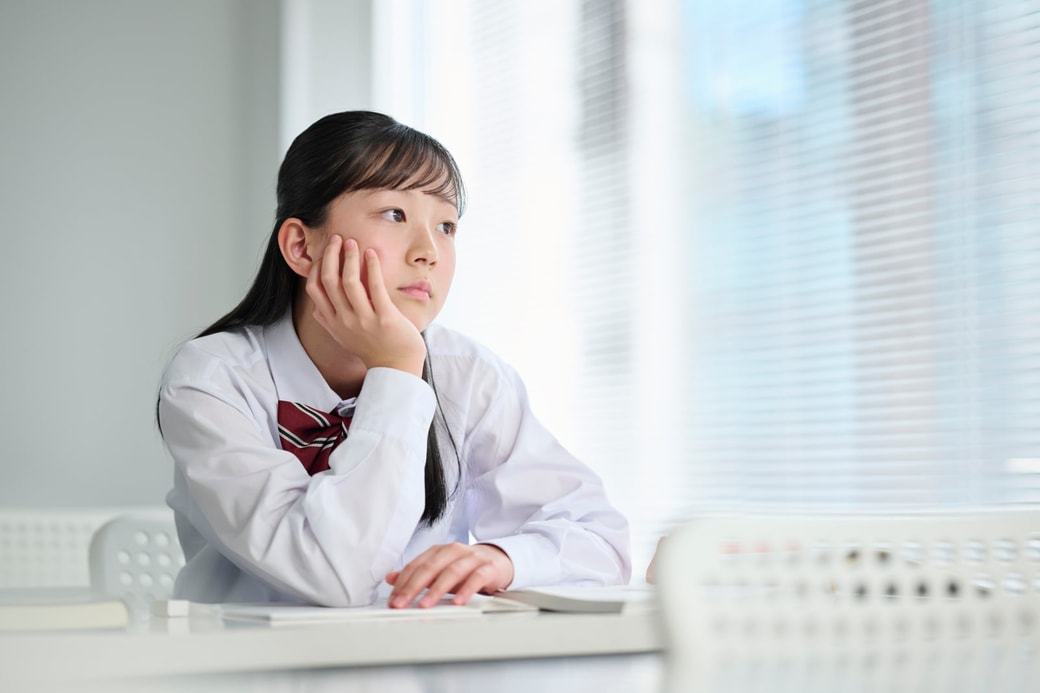 遠くを見る子ども