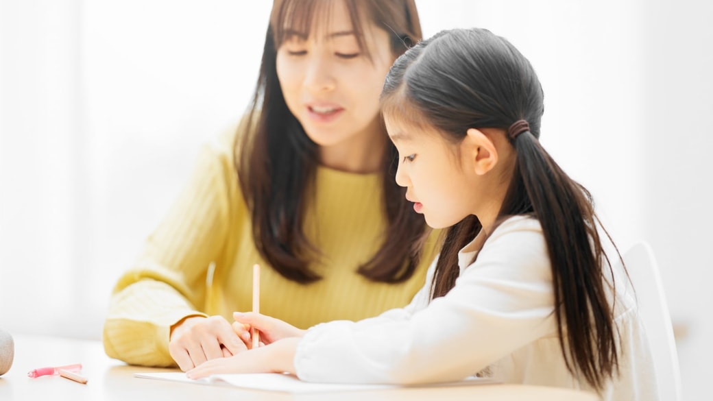 勉強する子どもと親