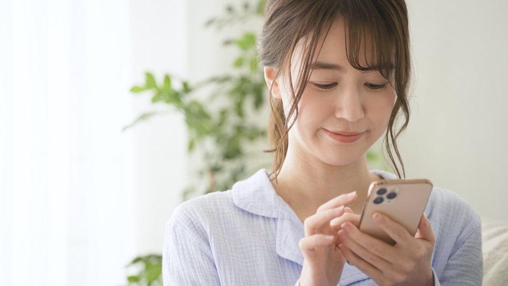 スマホを見る女性