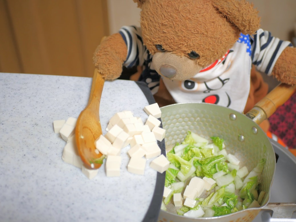 豆腐を加えるくまくん