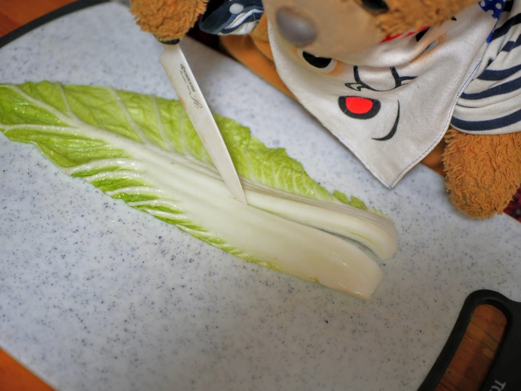 白菜を半分に切る