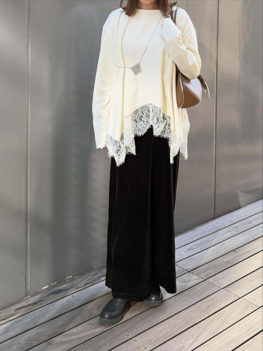 靴も黒に合わせれば、すらっとした細見えコーデの完成。