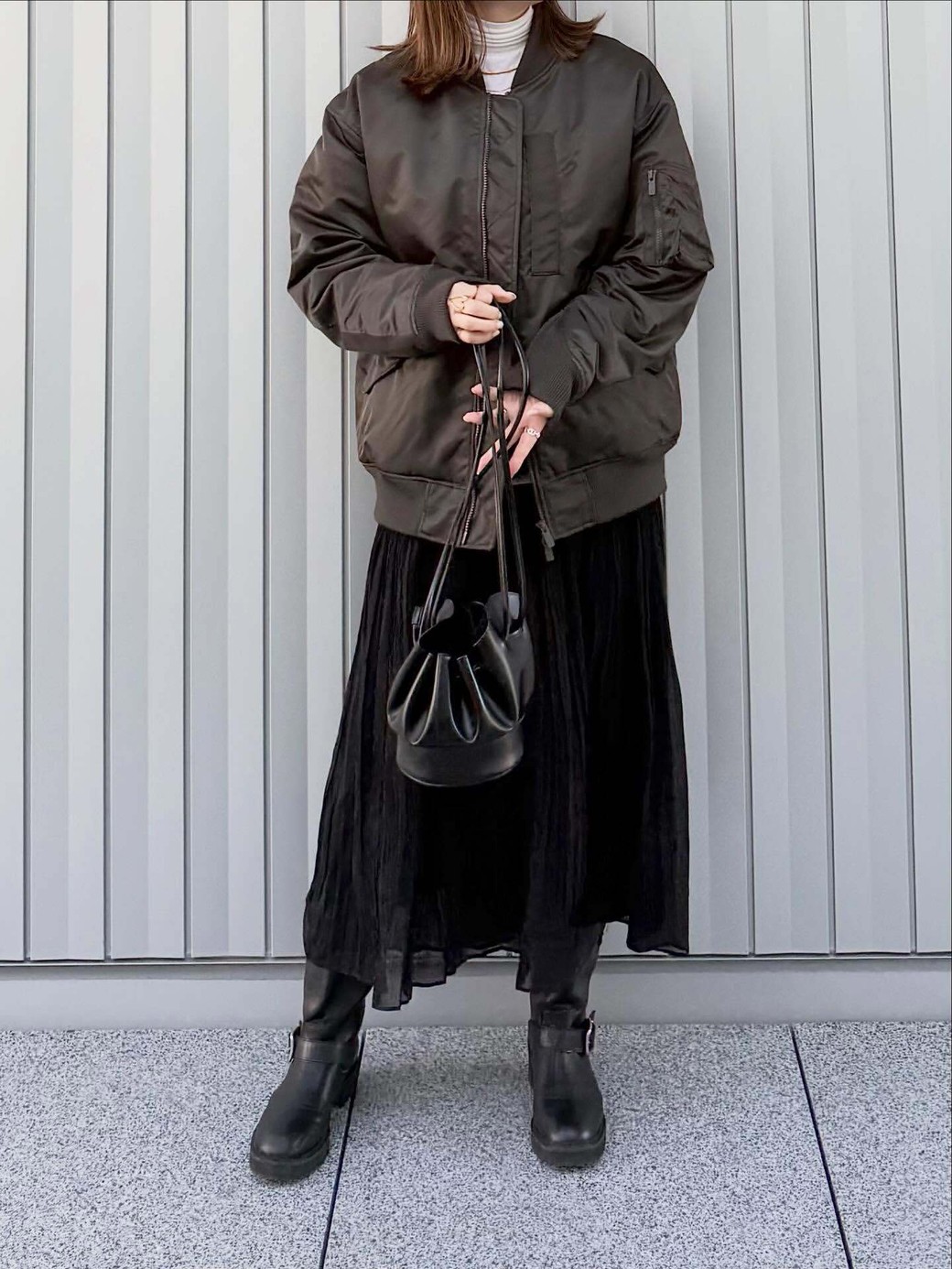 ハードめなアイテムの印象を、黒レーススカートでやわらげて。