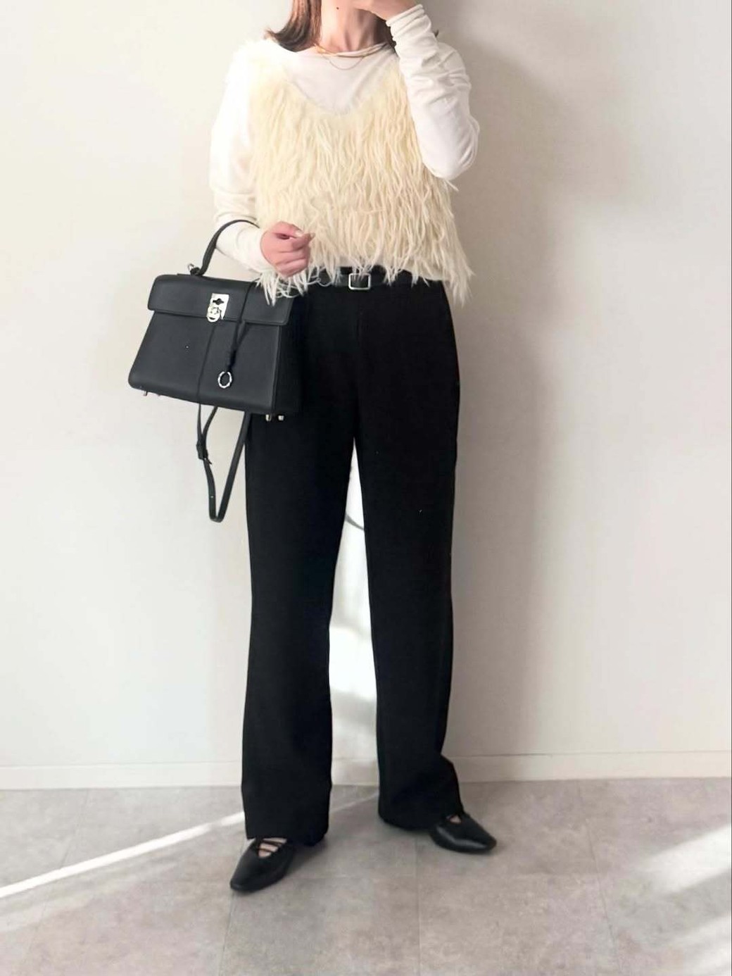 華やかなシャギーベストをコーデの主役に。