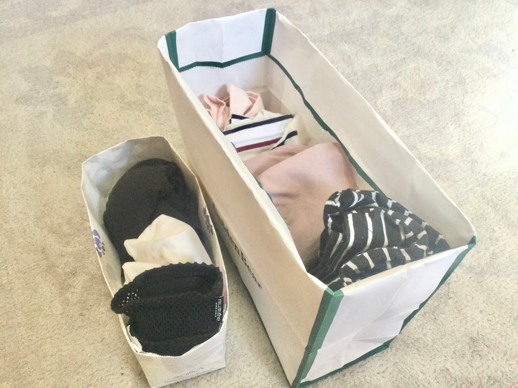 紙袋に衣類を収納