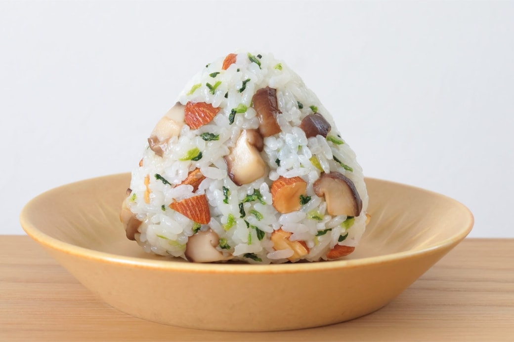 「ひろしとしいたけとアーモンドのおにぎり」