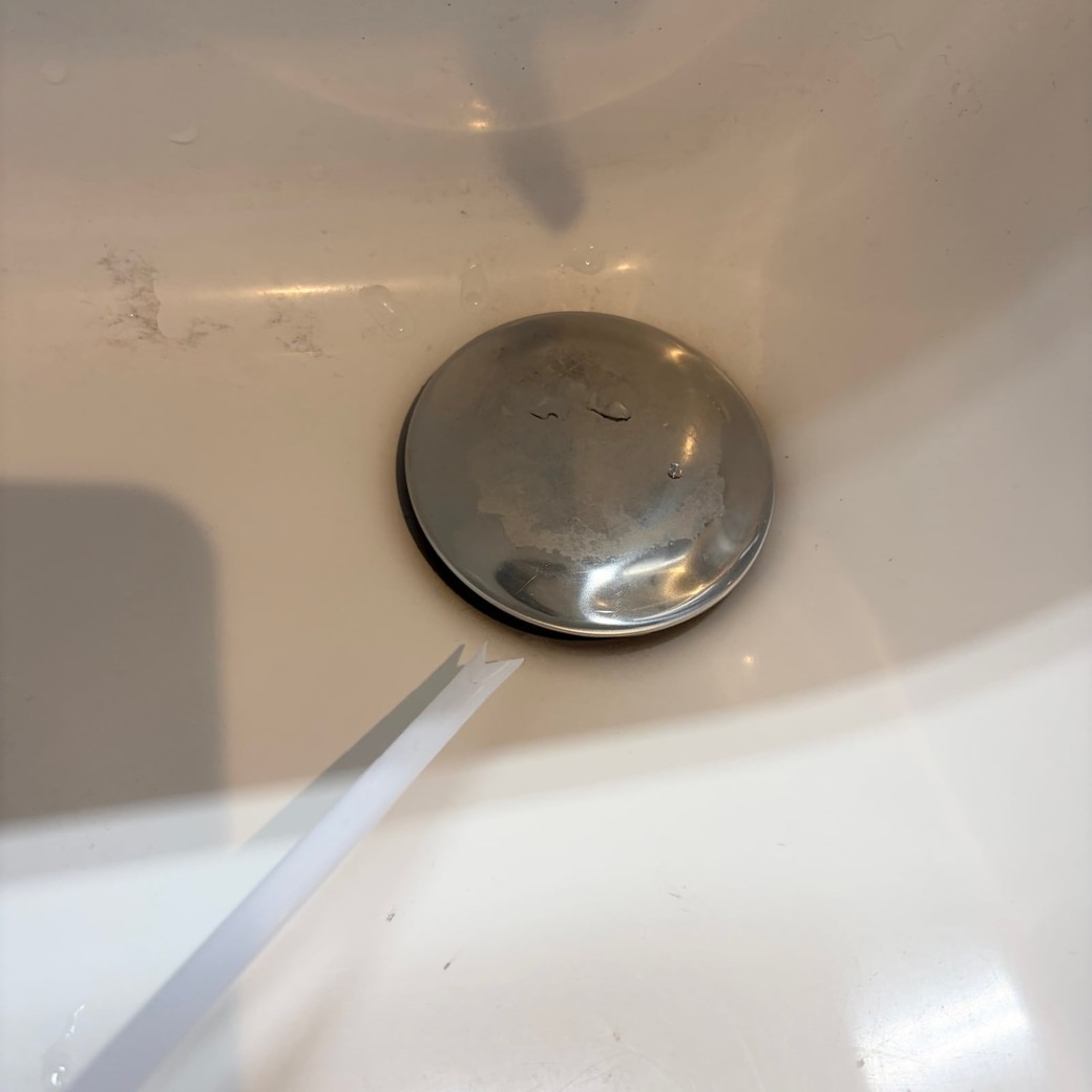 排水口にストローを差し込むところ