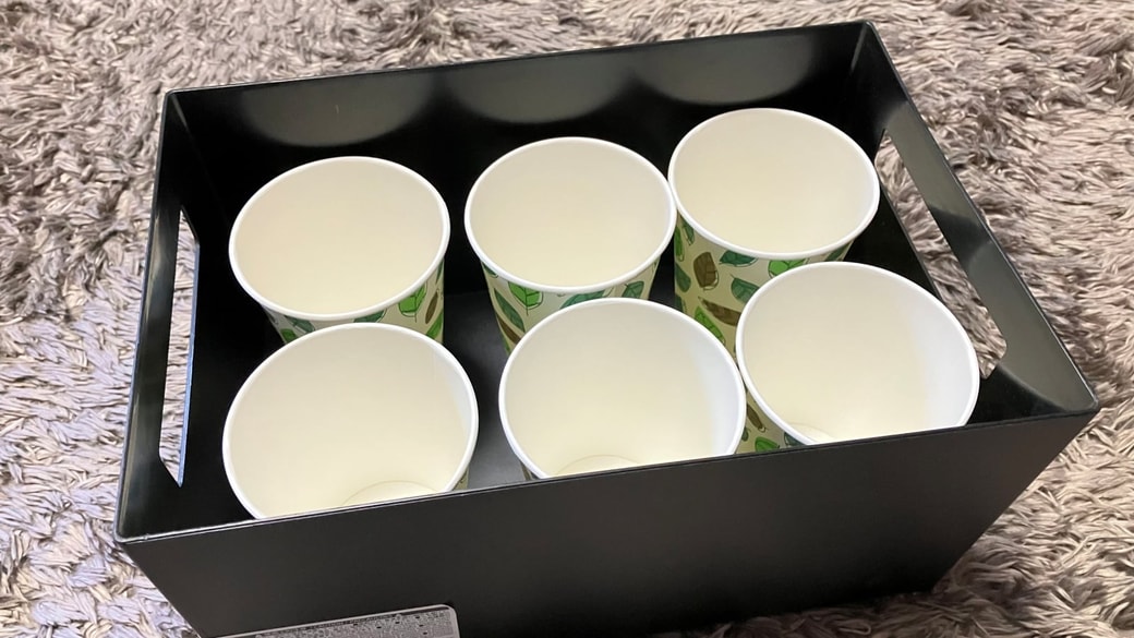 ケースに紙コップを並べた様子