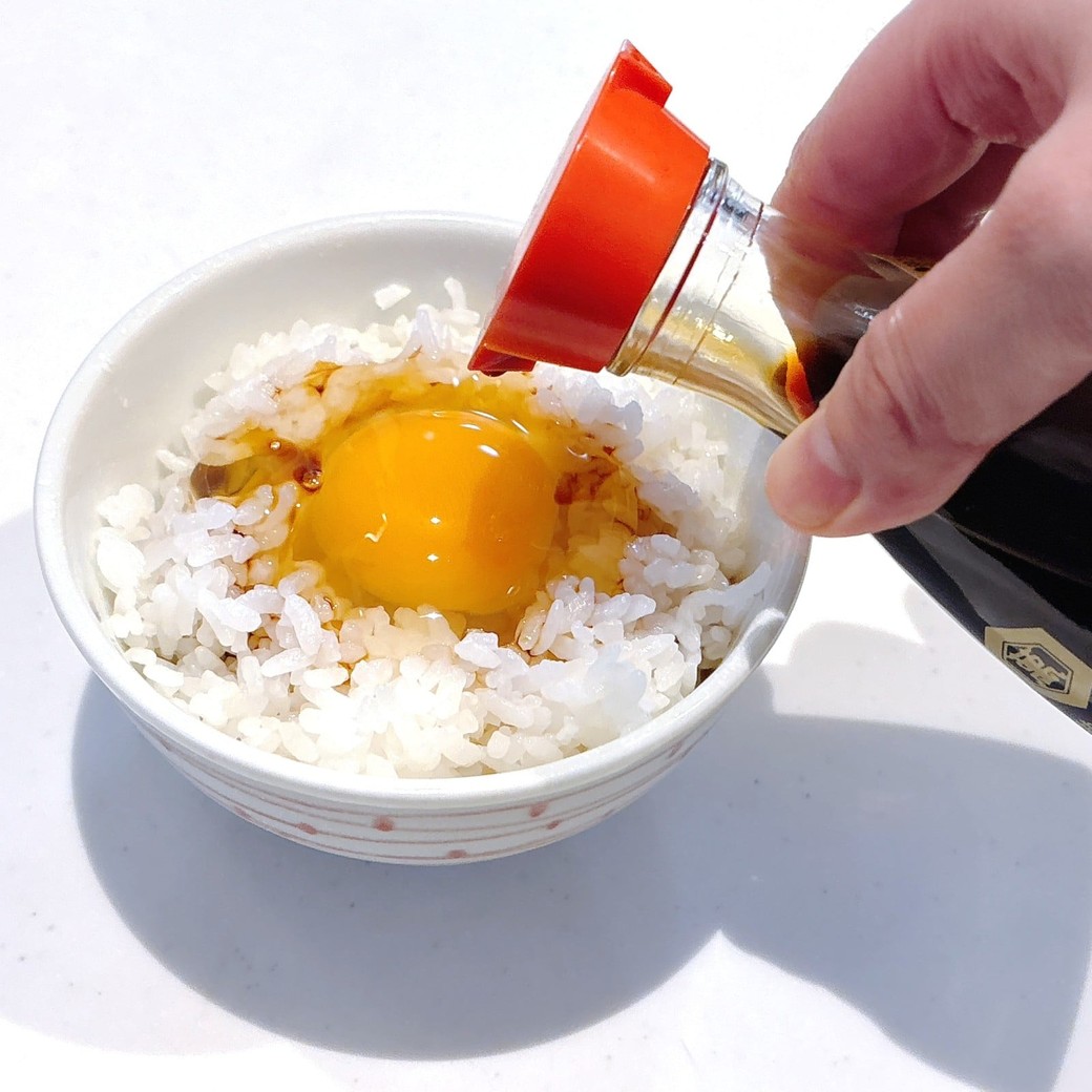 卵かけごはんに醤油をかける