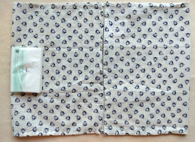 左右の端を中心に向けて折り、ティッシュを置く