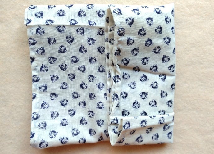 裏返して右側を折ったところ