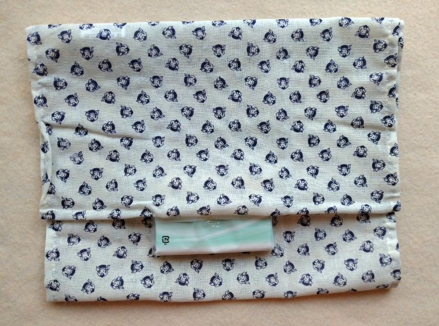 ティッシュの上半分を差し込む