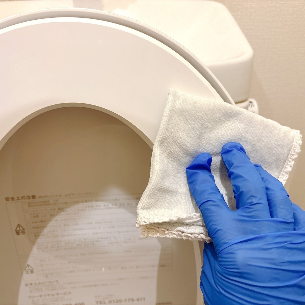 乾いた布で仕上げ拭きをする