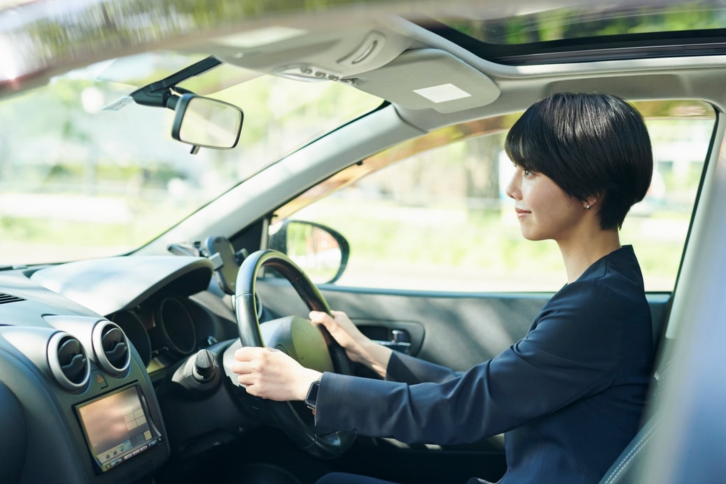 運転する女性