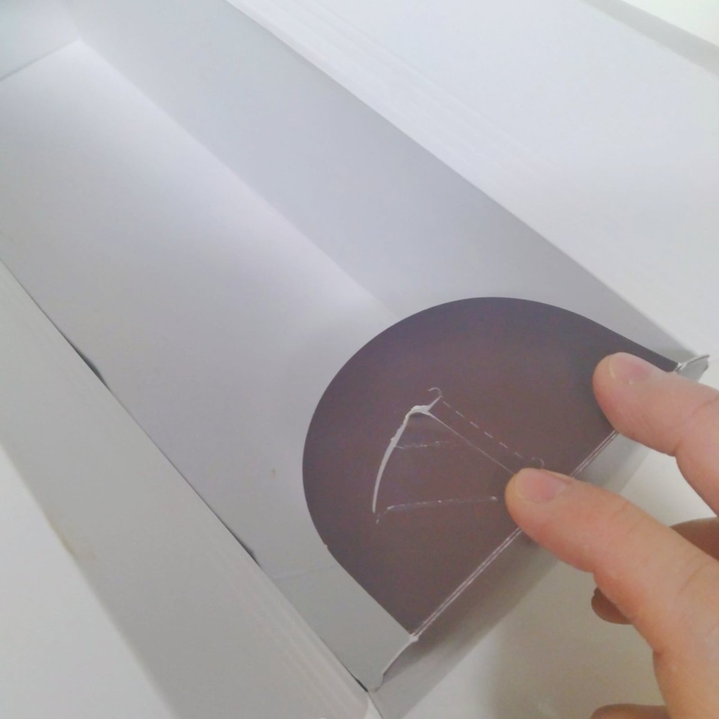 箱を内側に折った人