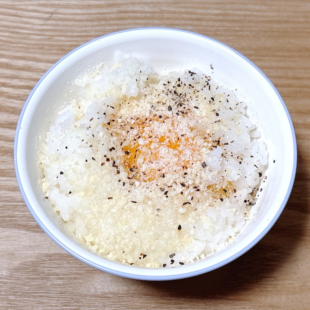 できあがった「カルボ風卵かけごはん」
