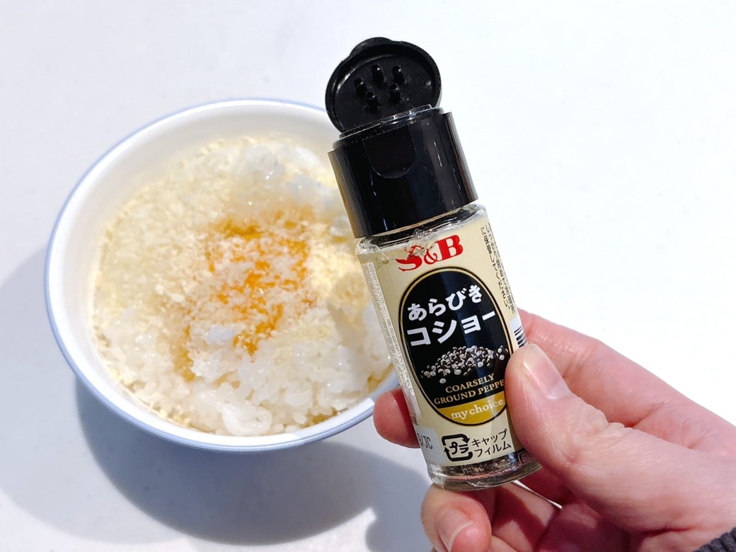 ブラックペッパーを振る